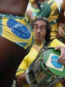 tipico futbolero mirando culo brasileña